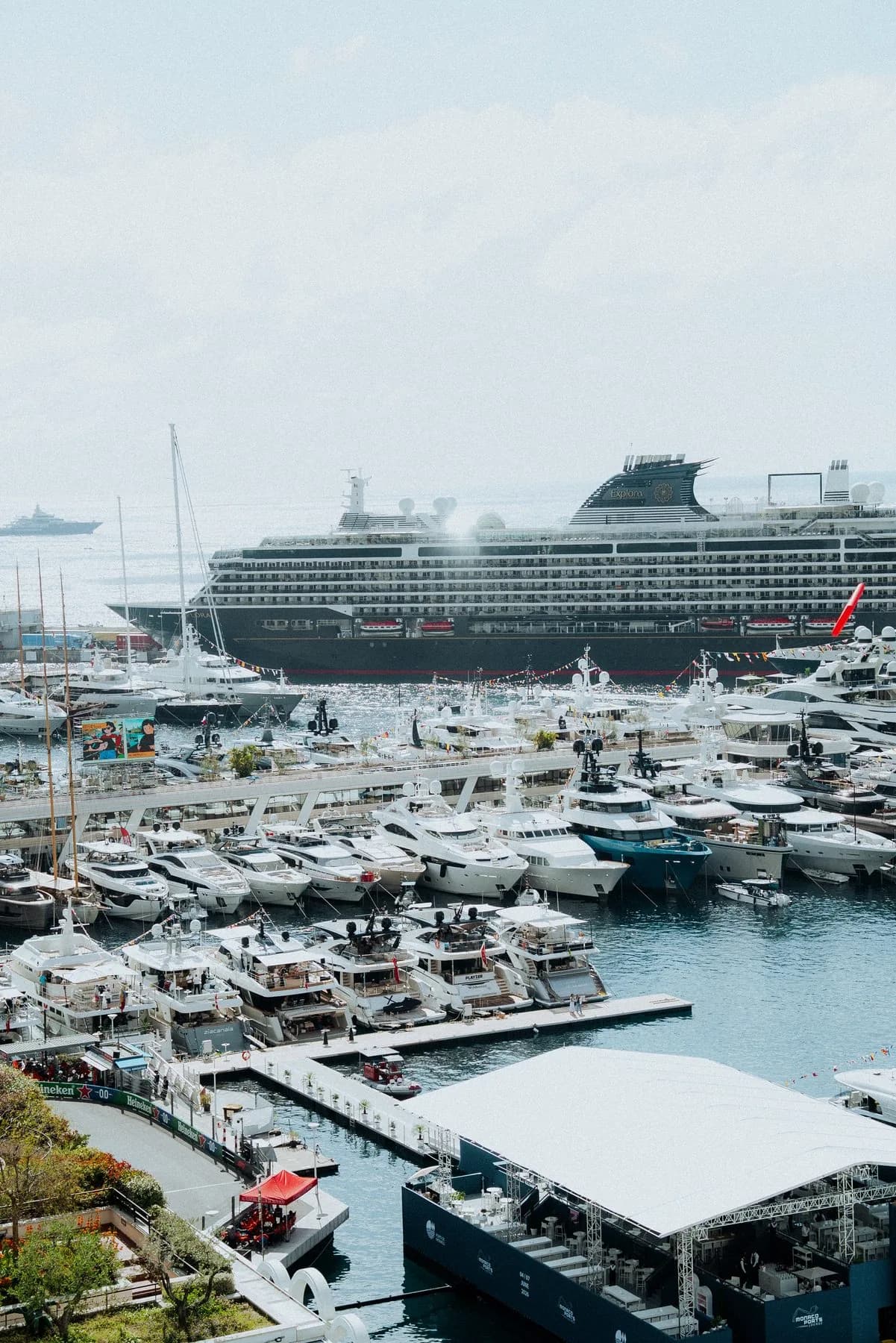 Vue depuis la terrasse Gold Beau Rivage 8e étage sur le port de Monaco, les yachts et la tribune pendant le Grand Prix